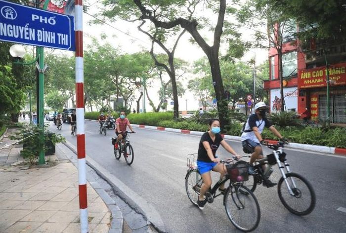 Từ 6h sáng 19/7 trên tuyến đường Thanh Niên vẫn có khá đông người dân ra đường đạp xe tập thể dục