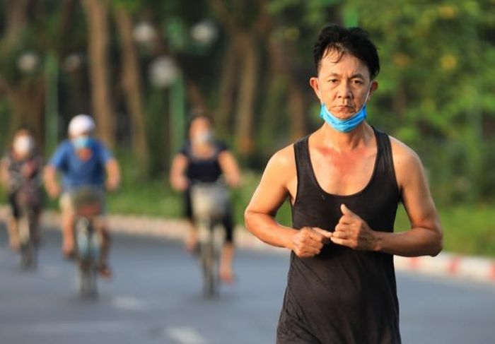 Một số người chạy bộ chủ quan bỏ khẩu trang phòng chống dịch trên đường Thanh Niên (Ảnh chụp 6h 30 sáng 19/7)