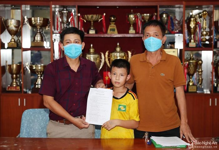 Qua các bài kiểm tra đã có 13 em đủ điều kiện trúng tuyển vào lò SLNA. Các em được ký hợp đồng và hưởng các chế độ đãi ngộ tốt nhất của đội bóng. Ảnh: Đức Anh