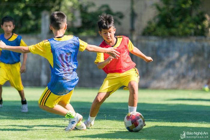 Nhiều em đã thể hiện được kỹ thuật cá nhân khá điêu luyện với những pha qua người đẳng cấp. Ảnh: Đức Anh
