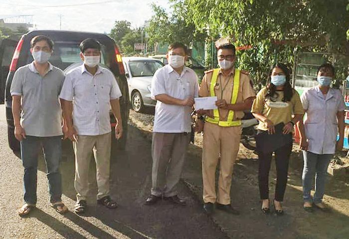 Lãnh đạo huyện Phú Thiện thăm, động viên lực lượng làm nhiệm vụ phòng-chống dịch Covid-19 tại các chốt trên địa bàn. Ảnh: Hà Phương