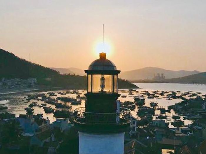 Đón bình minh ở bán đảo Nghi Sơn. Ảnh: Hồng Lê