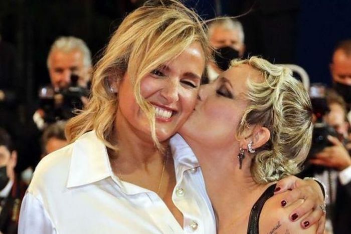 Đạo diễn Julia Ducournau (trái) và nữ diễn viên Agathe Rousselle tại LHP Cannes 2021