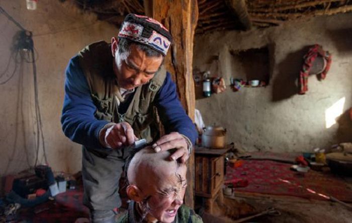 Những người dân Kyrgyz đã sinh sống tại “nóc nhà thế giới” của mình trong suốt hàng ngàn năm qua. Mơ ước hiện tại của họ là xây dựng được một con đường lớn nối liền quê hương mình với những khu vực dân cư bên ngoài rộng lớn.