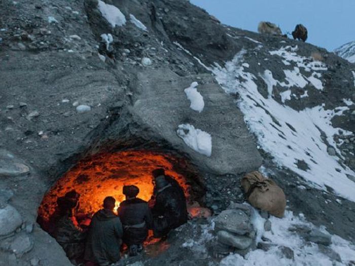 So với khu trung tâm của Afghanistan, vùng đất này xa xôi đến nỗi người Kyrgyz coi nó như một "đất nước" hoàn toàn khác. Để đến được con đường gần nhất cần đi tối thiểu 3 ngày đường, để tới thành phố gần nhất, họ phải đi thêm 1 ngày nữa.