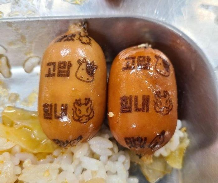 Món xúc xích ở Hàn Quốc có hình ảnh và dòng chữ “Cảm ơn!”, "Vui lên" và "Ngon đúng không?" được viết trên đó.
