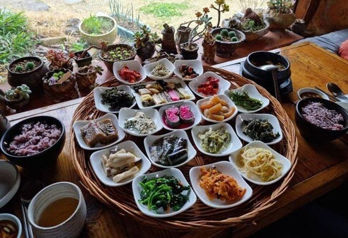Đây được xem là một bữa trưa bình thường ở Daejeon, Hàn Quốc với hơn 20 chiếc bát lớn nhỏ khác nhau.