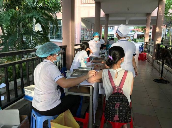 Người dân tiêm vắc-xin COVID-19 (ảnh: HCDC)