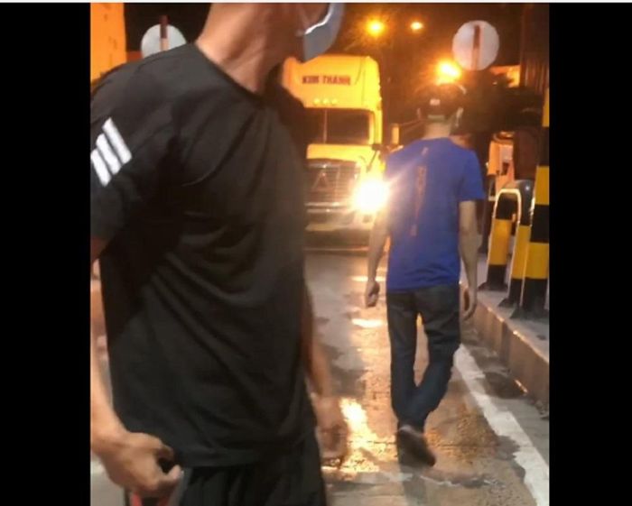 Tài xế dừng phương tiện, xuống đường phản đối trạm thu phí BOT Xa lộ Hà Nội vì vẫn thu phí sau 0h ngày 20/7