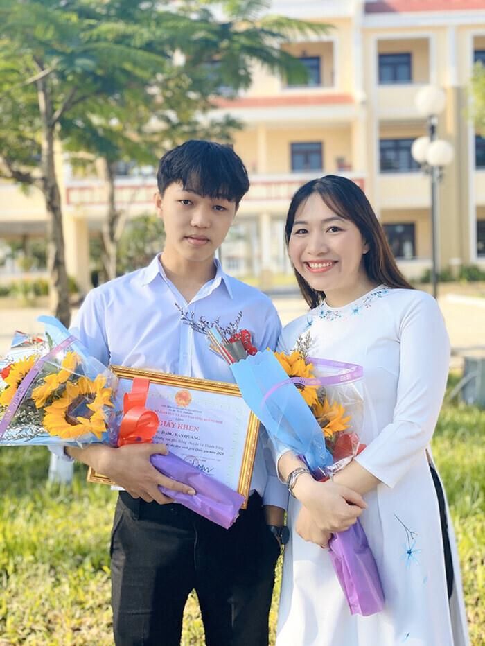 Nam sinh Đặng Văn Quang cùng cô giáo của mình