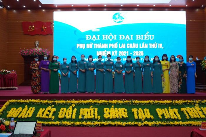 Ban Chấp hành Hội LHPN thành phố Lai Châu khóa IV, nhiệm kỳ 2021-2026 ra mắt Đại hội.