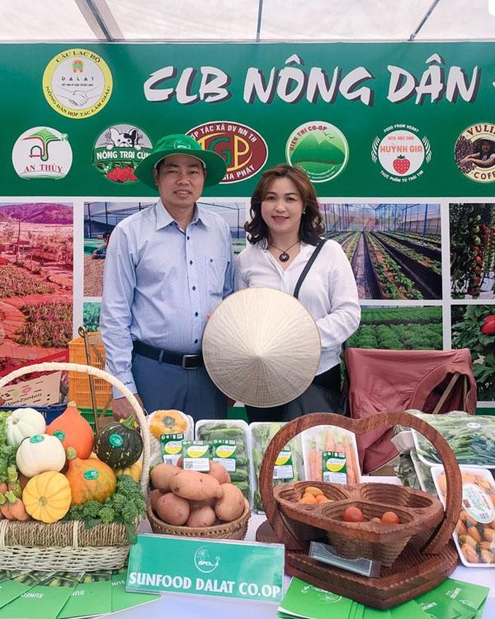 Sản phẩm nông nghiệp của các thành viên CLB Nông dân hợp tác làm giàu tham gia gian hàng nông sản sạch ở Hội chợ xúc tiến thương mại. (Ảnh chụp trước 27/4/2021)
