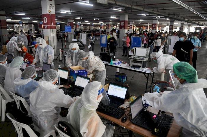 Thái Lan đang phải đối mặt với làn sóng dịch Covid-19 lớn chưa từng có. Ảnh: Reuters.