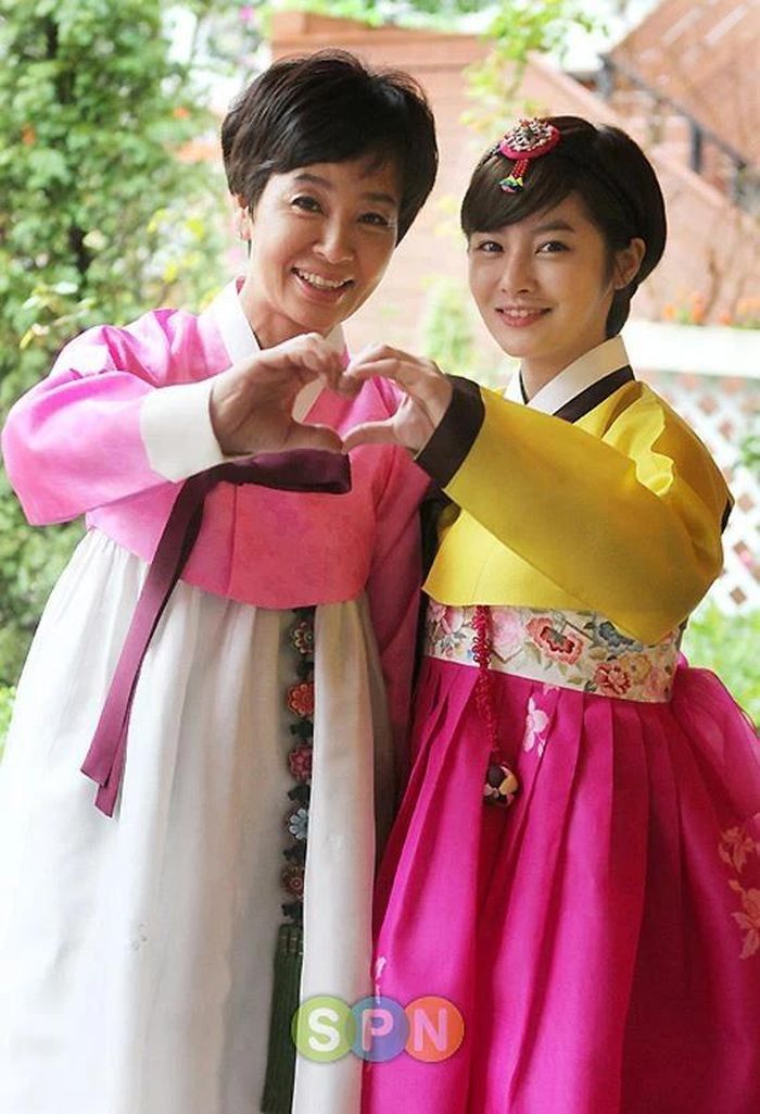 Cha của nữ ca sĩ là Jeon Young Rok - ca sĩ nổi tiếng, hoạt động sôi nổi và có nhiều bản hit từ thập niên 1980. Ông từng chụp ảnh tạp chí chung với con gái và hỗ trợ cô trong công việc. Trong khi đó, mẹ Bo Ram là diễn viên gạo cội Lee Mi Young - người quen mặt với khán giả Việt qua các phim Time Between Dog and Wolf, What Happened in Bali, Thời trang thập niên 1970...