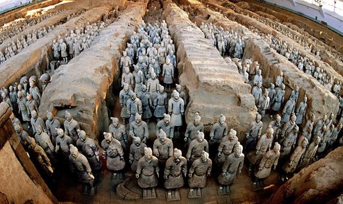 Theo đó, các nhà khảo cổ tìm thấy một đội quân chiến binh đất nung, cỗ xe và nhiều vũ khí tại nơi an nghỉ của Tần Thủy Hoàng.