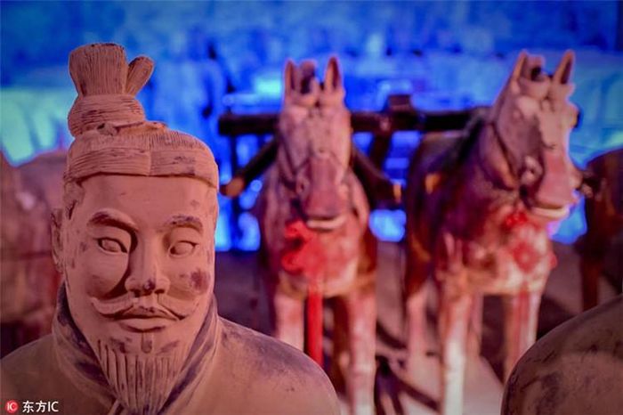 Tần Thủy Hoàng cho người xây dựng lăng mộ sau khi lên ngôi vua từ năm 13 tuổi. Ông hoàng nhà Tần huy động khoảng 700.000 người trên khắp đất nước để xây dựng lăng mộ trong 38 năm.