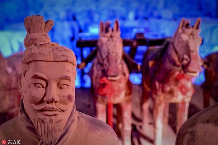 Tần Thủy Hoàng cho người xây dựng lăng mộ sau khi lên ngôi vua từ năm 13 tuổi. Ông hoàng nhà Tần huy động khoảng 700.000 người trên khắp đất nước để xây dựng lăng mộ trong 38 năm.