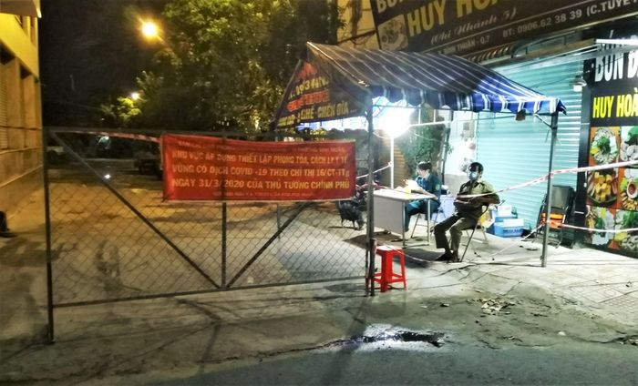Trong khi người dân đã yên giấc ngủ thì các chốt phong tỏa luôn sáng đèn