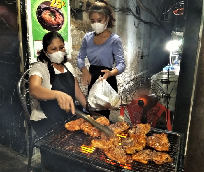 Chị Ái chuẩn bị cơm sườn cho chốt chống COVID-19.