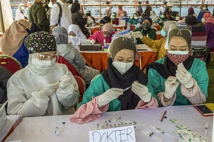 Nhân viên y tế tại một điểm tiêm vaccine ngừa COVID-19 ở Surabaya, Đông Java. (Ảnh: AFP/TTXVN)