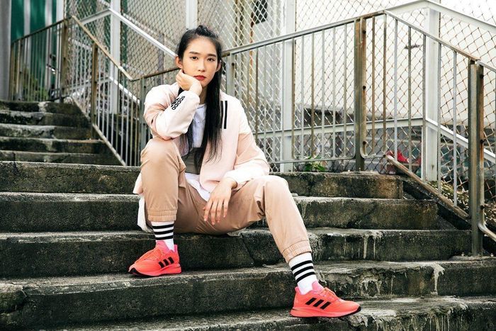  Nội dung sở trường của cô là kiếm 3 cạnh với tay thuận là tay trái. Bên cạnh tài năng thể thao, Vivan được chú ý nhờ ngoại hình ưa nhìn, lợi thế chiều cao 1,78 m. Ngoài thời gian tập luyện và thi đấu thể thao, Vivian Kong còn làm người mẫu ảnh quảng cáo tại Hong Kong. 
