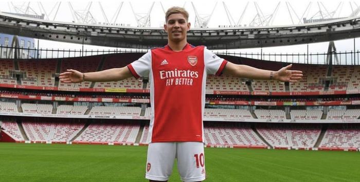 Chia sẻ về việc được trao chiếc áo số 10, Smith Rowe khẳng định: "Số 10 luôn là số áo đặc biệt, một số áo lớn tại Emirates. Vì vậy tôi cảm thấy rất háo hức và không thể chờ đợi thêm để được ra sân thi đấu".