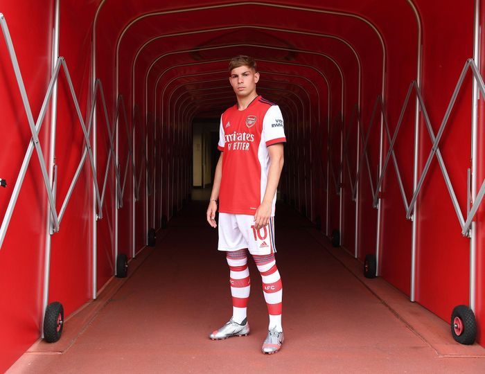 Smith Rowe xuất sắc trong vai trò một "số 10" hoặc "số 8". Tiền vệ này có nhiều pha chạm bóng tinh tế, nhiều lần tung ra đường chuyền xuất sắc cùng sự lạnh lùng trong khâu dứt điểm. Smith Rowe còn có khả năng phát hiện và khai thác khoảng trống hiệu quả.