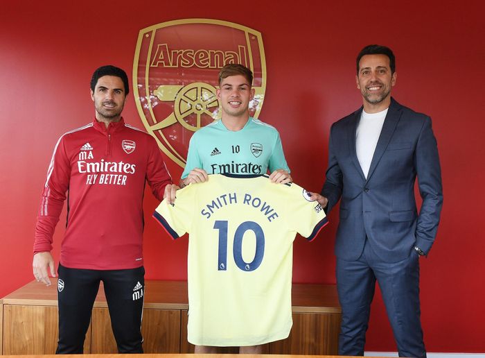 Arsenal cũng trao cho Smith Rowe chiếc áo số 10. Số áo huyền thoại này vốn để trống từ tháng 1 tới nay. Đó là khi Mesut Ozil quyết định rời sân Emirates để chuyển sang khoác áo CLB Fenerbahce.