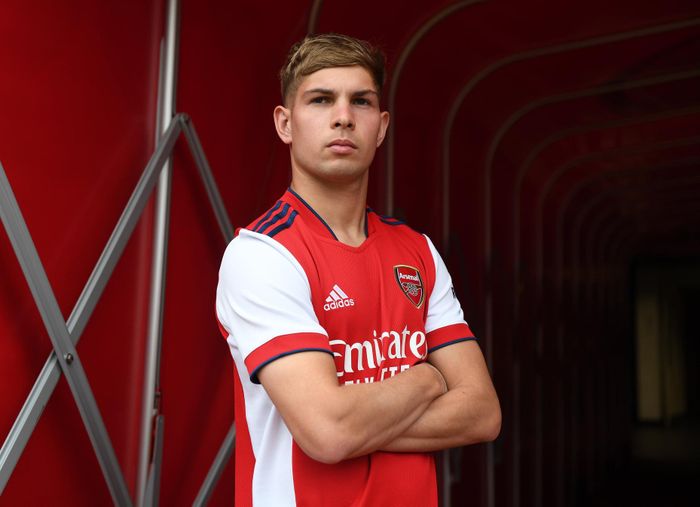 Mùa giải vừa qua, tài năng 20 tuổi này thi đấu nổi bật. Cùng với Bukayo Saka, Smith Rowe nằm trong số cầu thủ hiếm hoi chơi ổn định dù thành tích của Arsenal khá kém cỏi. "Pháo thủ" về đích tận vị trí thứ 8 ở Premier League và không có suất dự cúp châu Âu.