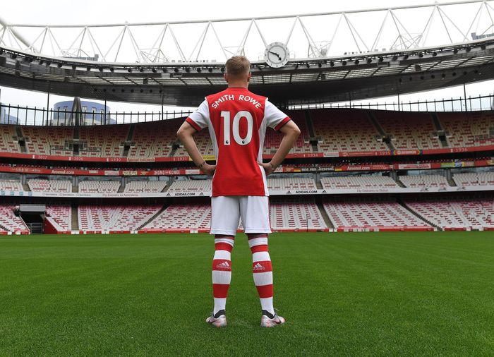 Theo Smith Rowe, anh ngưỡng mộ những gì Dennis Bergkamp và Ozil từng làm được trong màu áo Arsenal. Đây là những tấm gương cho tiền vệ sinh năm 2000 nhìn vào để phát triển bản thân.