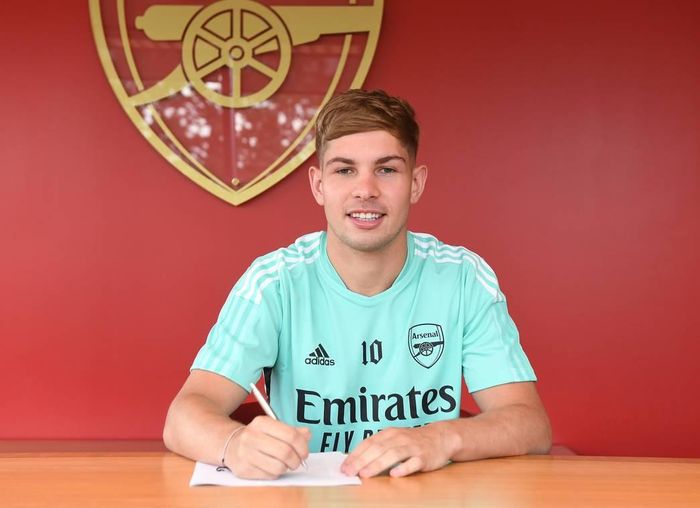 Smith Rowe chia sẻ trong buổi lễ ký kết: "Tôi đã trải qua nhiều thăng trầm ở Arsenal. Chắc chắn có khó khăn, nhưng tôi thực sự hạnh phúc khi cam kết tương lai của với đội bóng".