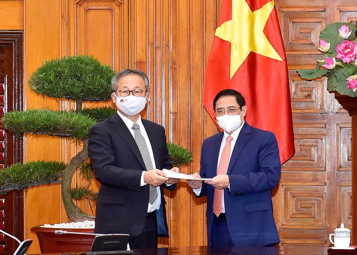 Ngày 15/6, Đại sứ Nhật Bản chuyển thông điệp của Thủ tướng Nhật Bản Suga Yoshihide gửi Thủ tướng Chính phủ Phạm Minh Chính về việc Chính phủ Nhật Bản quyết định hỗ trợ Việt Nam 1 triệu liều vaccine để phòng chống COVID-19. - Ảnh: VGP/Nhật Bắc