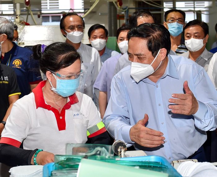 Thủ tướng thăm một cơ sở sản xuất kinh doanh tại Long An, thăm hỏi công việc sản xuất, chế độ ăn nghỉ của công nhân tại đây, ngày 10/7. - Ảnh: VGP/Nhật Bắc
