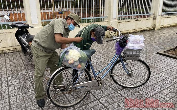 Do phần quà gồm rau củ quá, gạo khá nặng nên các thành viên phát quà đã xách mang giúp các cụ ra chỗ để xe. Ông Bảy, sống bằng nghề bán vé số khệ nệ chất quà lên xe đạp cho biết với phần quà này ông có thể sử dụng nhiều ngày.