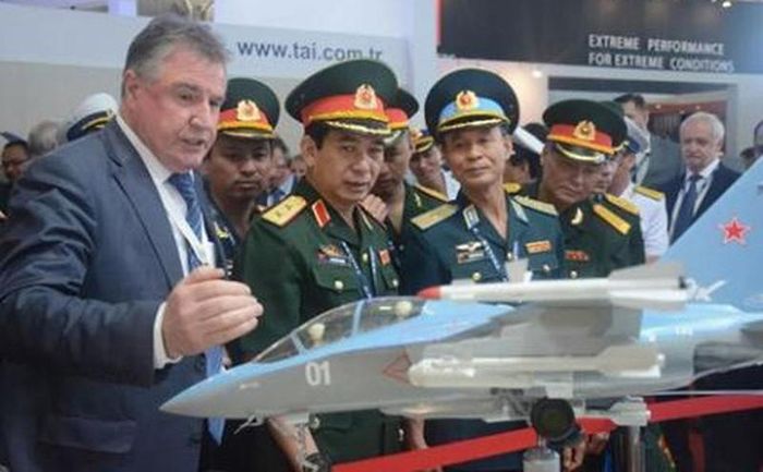 Truyền thông Nga thì cho rằng, Việt Nam đang thể hiện sự quan tâm lớn hơn đến dòng máy bay tiên tiến Su-57, kế hoạch mua Su-57 của Việt Nam dự kiến sẽ được ưu tiên hơn so với Checkmate.
