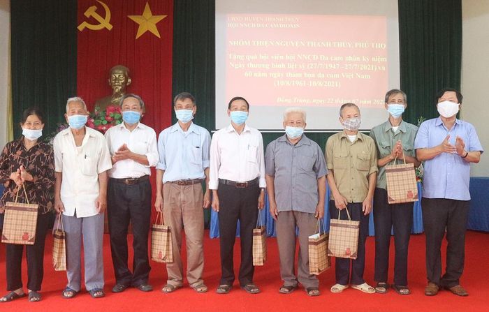 Hội nạn nhân chất độc da cam tỉnh trao quà cho hội viên huyện Thanh Thủy