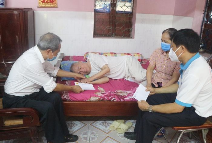 ...thăm hỏi, tặng quà cho nạn nhân chất độc da cam Chu Viết Bảo, khu 2, xã Đồng Trung, huyện Thanh Thủy