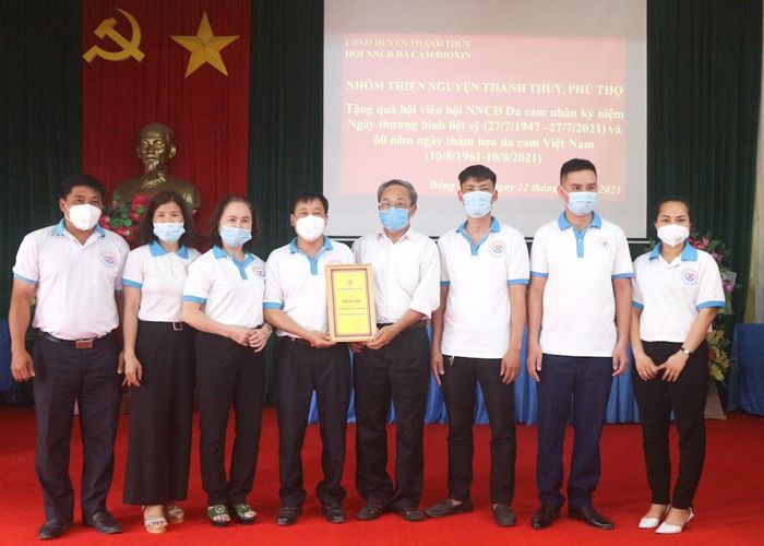 Hội trao bằng ghi nhận tấm lòng vàng cho Nhóm thiện nguyện Thanh Thủy