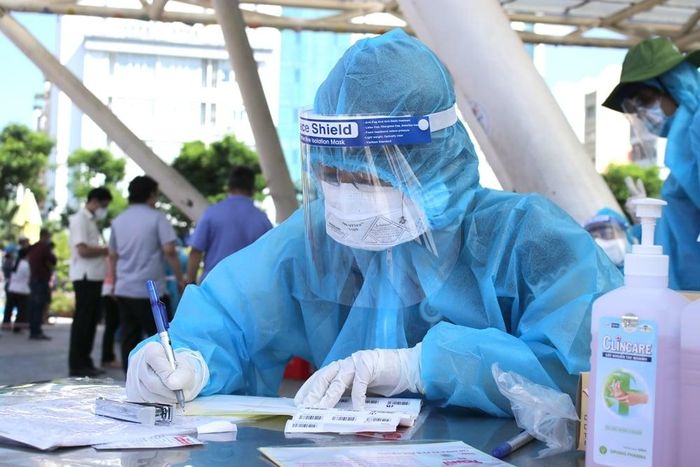 Nhân viên y tế tham gia công tác lấy mẫu xét nghiệm