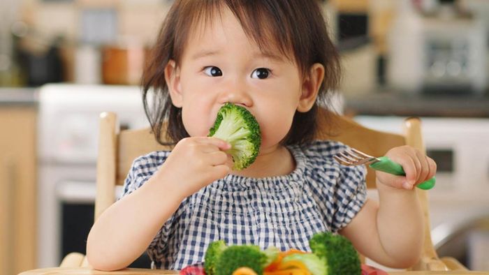 Cần tăng cường cho bé ăn rau để phòng táo bón.