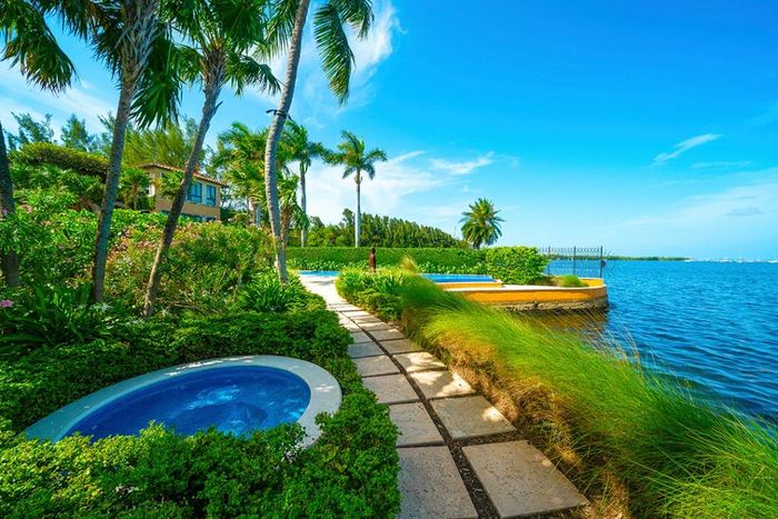  Các tiện nghi ngoài trời bao gồm hồ bơi, bồn ngâm nước nóng, và khu vực ăn uống, ngắm cảnh. 