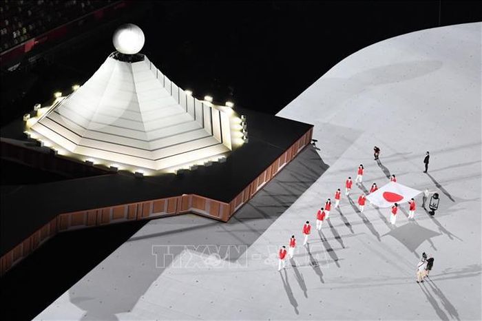 Lễ thượng cờ Nhật Bản tại lễ khai mạc Olympic Tokyo 2020 trên sân vận động Olympic ở thủ đô Tokyo, Nhật Bản, ngày 23/7/2021. Ảnh: AFP/TTXVN