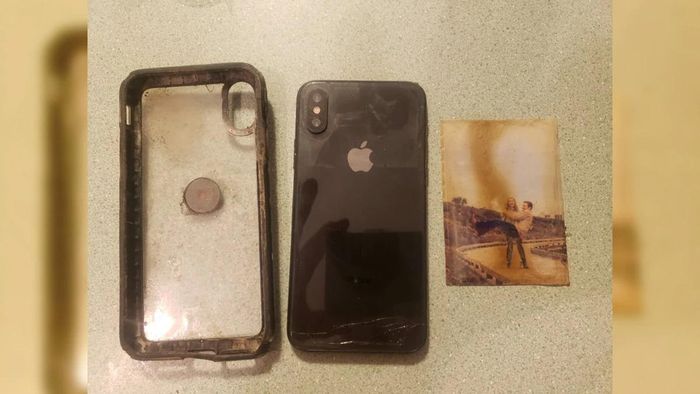  Chiếc iPhone cùng tấm ảnh được tìm thấy dưới hồ. Ảnh: Jason Robinson. 