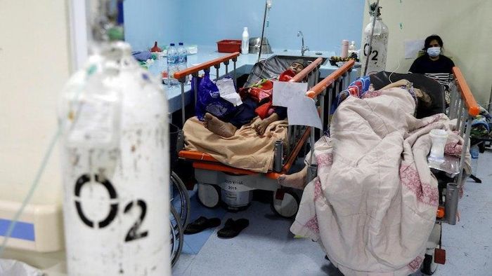 Tình trạng thiếu oxy tại Indonesia diễn ra trong bối cảnh số ca mắc Covid-19 tăng vọt. Ảnh: Reuters.