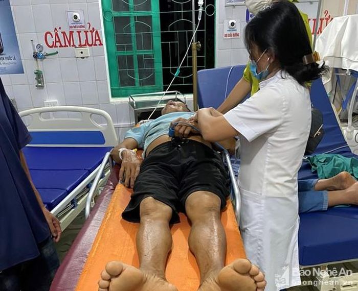 Các bác sĩ dùng thủ thuật cấp cứu. Ảnh: CTV