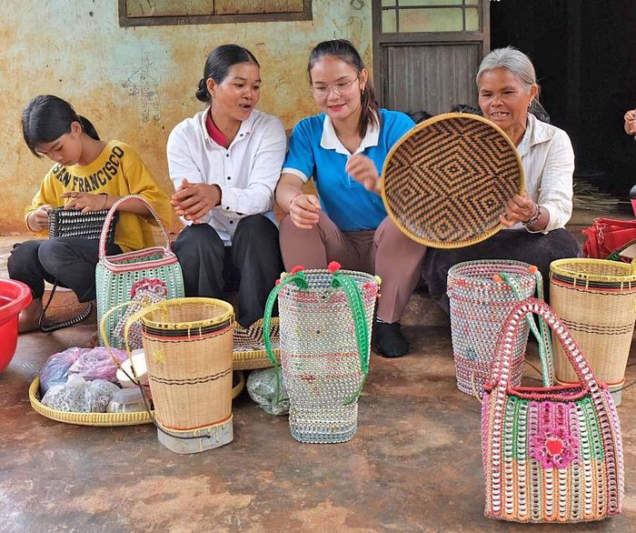 Sự trao truyền bí quyết, kinh nghiệm làm nghề truyền thống giữa các thế hệ trong gia đình chị Rơ Mah Suin góp phần bảo tồn vốn quý của địa phương (ảnh chụp trước tháng 4-2021). Ảnh: Hoàng Ngọc