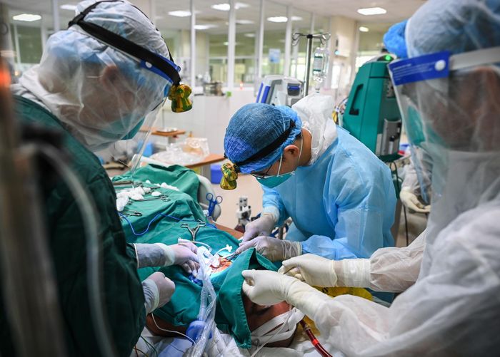  Bác sĩ điều trị tại khoa Hồi sức cấp cứu, Bệnh viện Bệnh Nhiệt đới Trung ương Hà Nội. Ảnh: Việt Linh. 