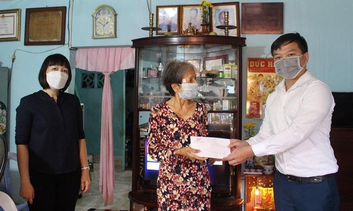 Dương Rạch Sanh thường xuyên thay mặt công ty tặng quà bà con người Hoa nghèo trong mùa dịch. 
