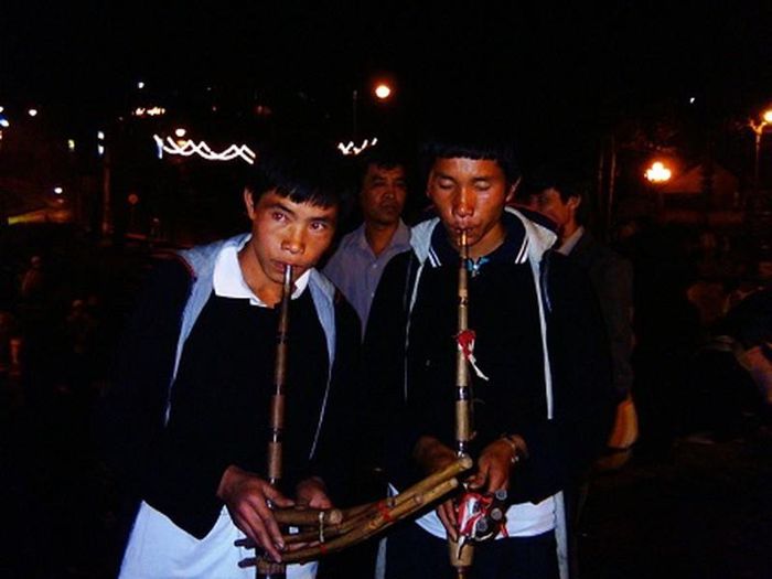 Chợ tình se duyên Sa Pa- Lào Cai: Chợ diễn ra vào tối thứ 7 hàng tuần. Cái độc đáo của chợ tình Sa Pa là những chàng trai, cô gái H’Mông đến đây để tìm bạn tình. Con trai thổi khèn lá, nếu con gái ưng thì đến gần, con trai thổi tiếp, con gái thật ưng cái bụng thì dắt tay nhau đi tâm sự riêng.
