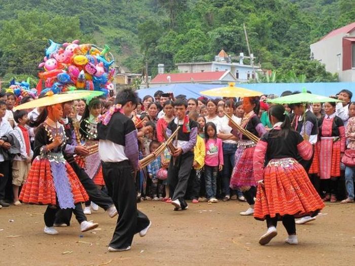 Vào ngày chợ phiên, các cô gái đến tuổi cập kê xúng xính váy áo xinh đẹp duyên dáng ra chợ để đi tìm cho mình một chàng trai vừa ý. Các chàng trai cũng vậy, ăn vận lịch sự, gọn gàng để thu hút ánh nhìn của các cô gái.